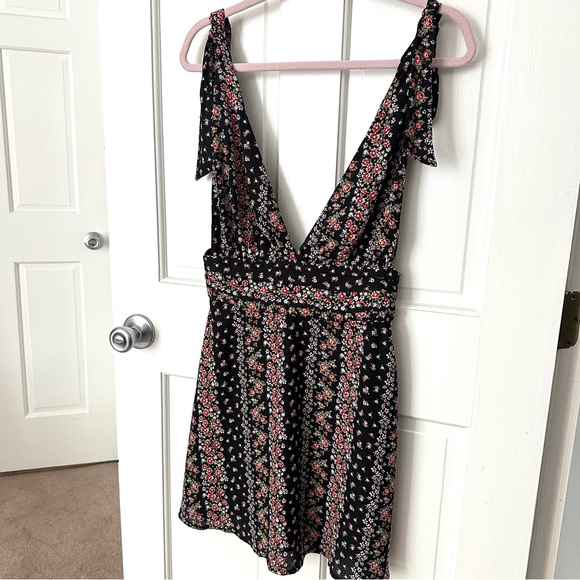 Forever 21 Dresses & Skirts - Forever 21 Floral Ditsy Pattern V-Neck Tie Swing Dress Size S